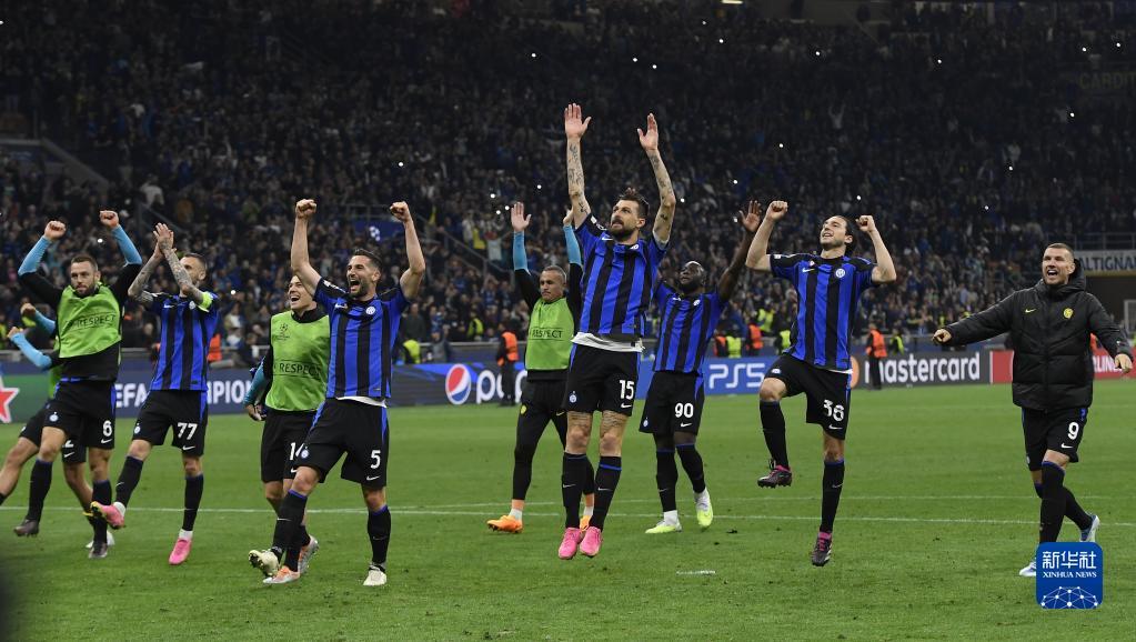 杜兰特中投精准，全场欢呼