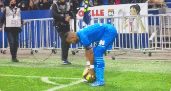 B席：在伯纳乌球场比赛并不容易，姆巴佩缺席对比赛影响不大