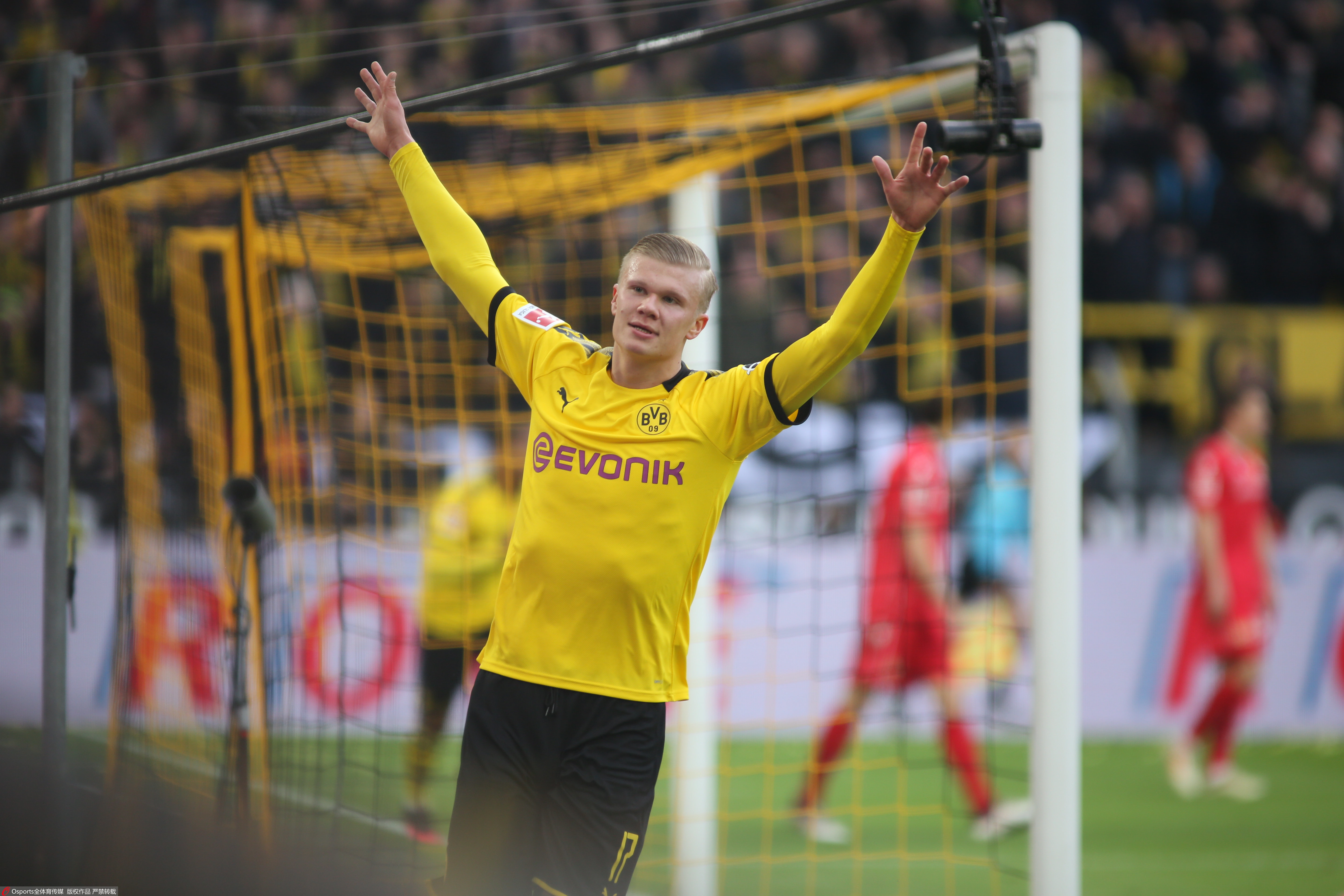 电讯报：曼联执意追求谢什科的做法显得有些奇怪