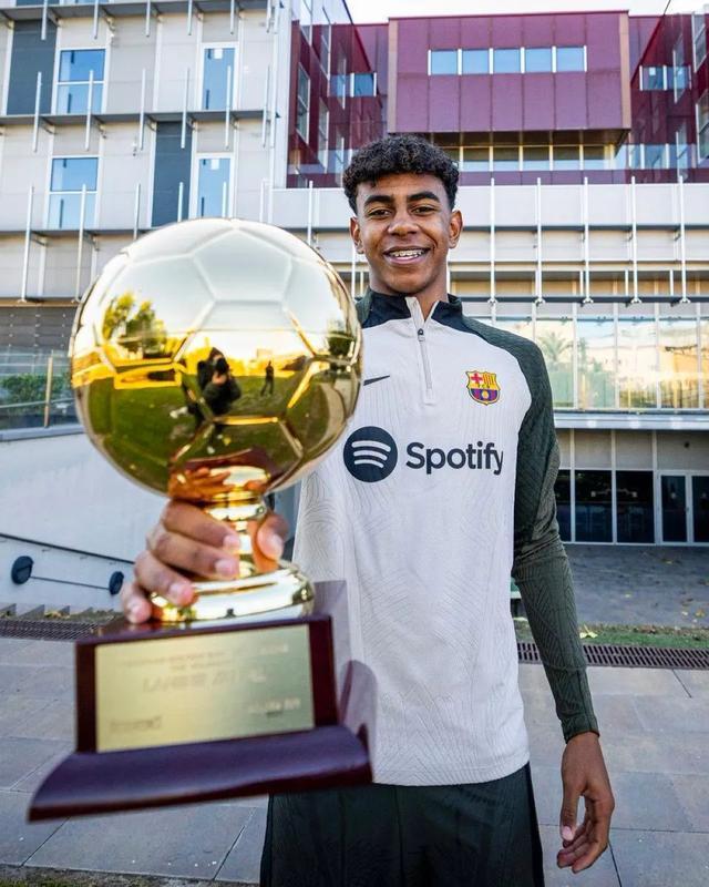 奥莱报：迪马利亚壁画遭到涂污，青训教练指责罗萨里奥球迷