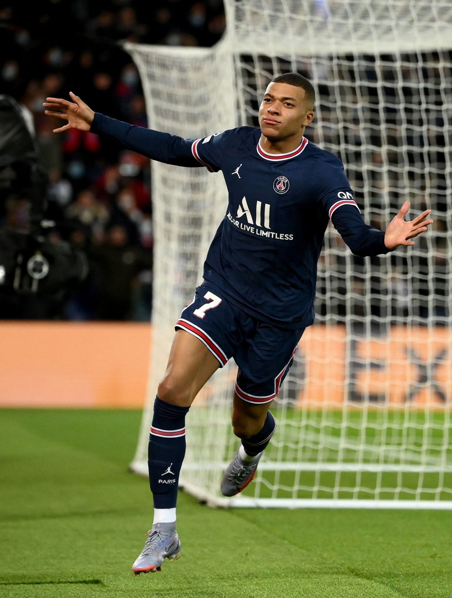 早报：巴黎群星闪耀FIFA颁奖礼（晨报：巴黎群星辉映FIFA年度颁奖典礼）