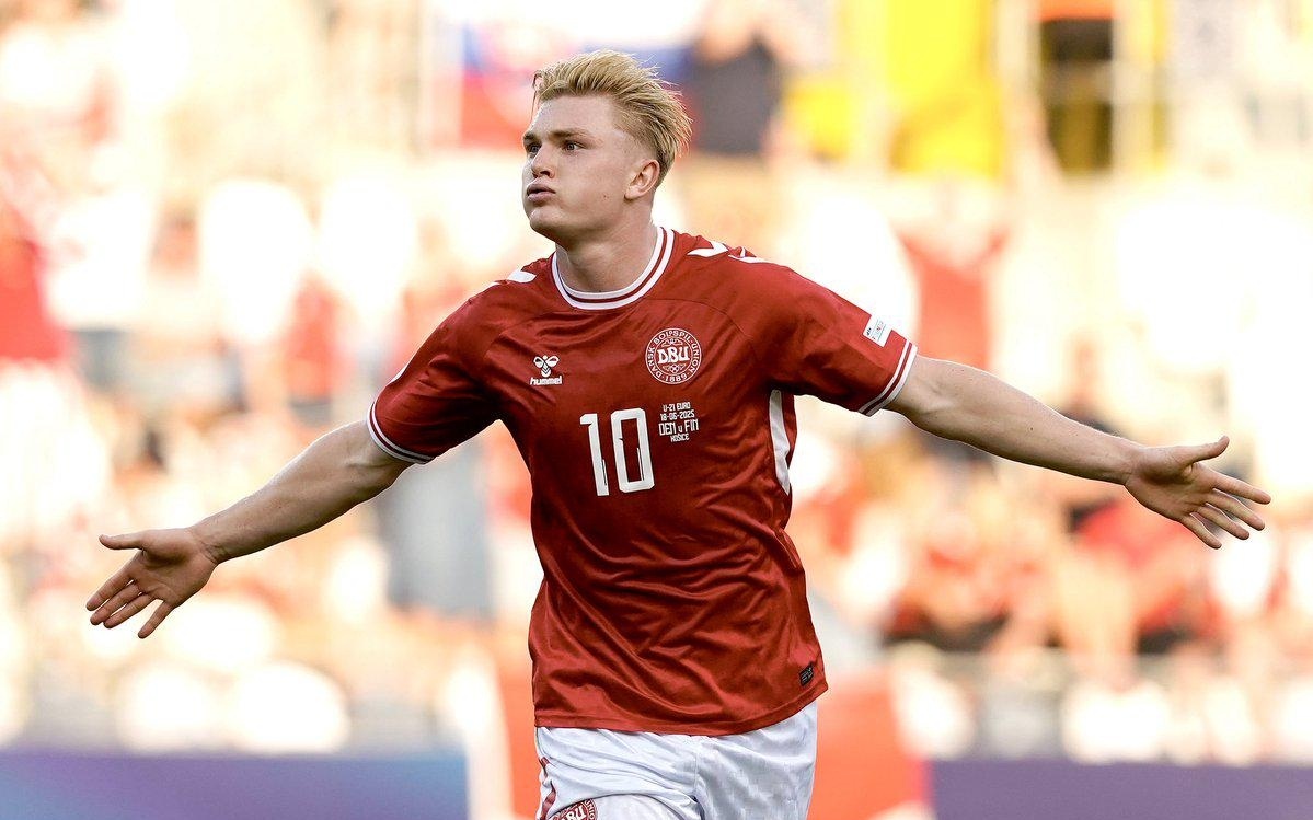 足球中超新外援亮相，身体对抗惊人（中超新外援首秀，身体对抗震撼全场）