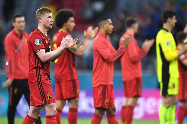 足球世界杯比赛用球曝光，设计引好评（世界杯官方比赛用球亮相，设计备受好评）