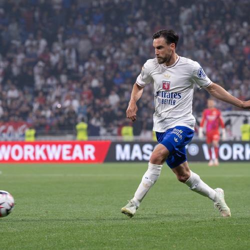 汪士钦熊猫杯首轮解围失误致丢球，末轮报复性动作染红（熊猫杯：汪士钦首战解围失误送丢球，末轮报复动作被红牌罚下）